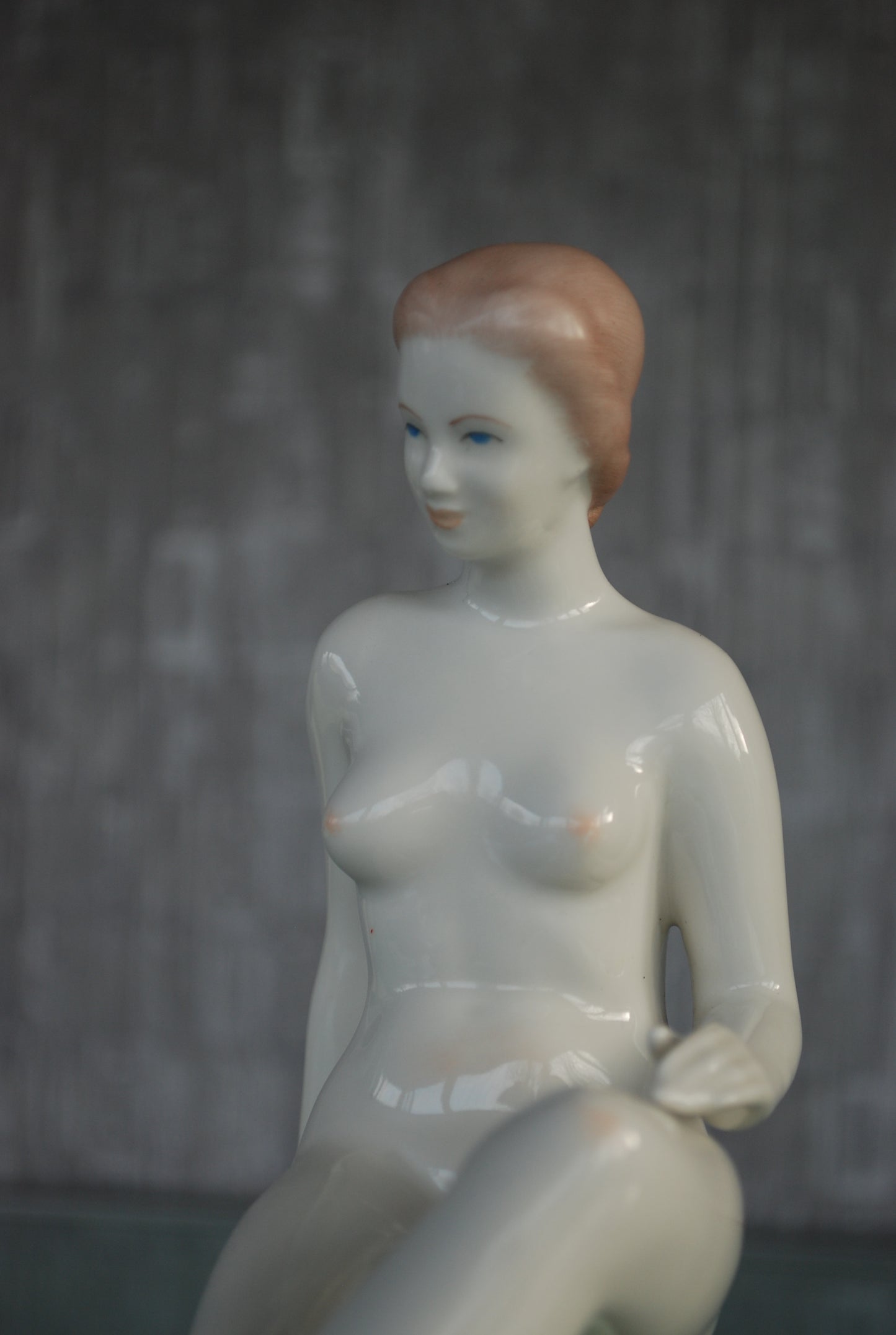 Preorder Elegante vrouw op boomstronk vintage erotisch naakt