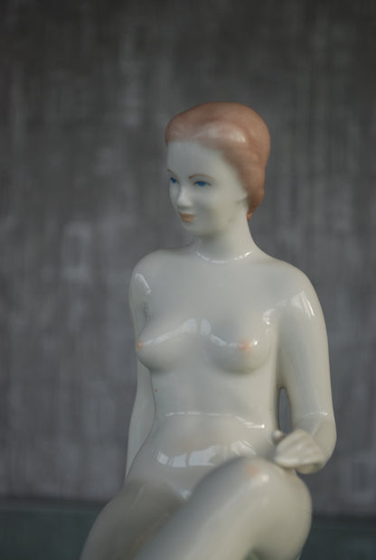 Preorder Elegante vrouw op boomstronk vintage erotisch naakt