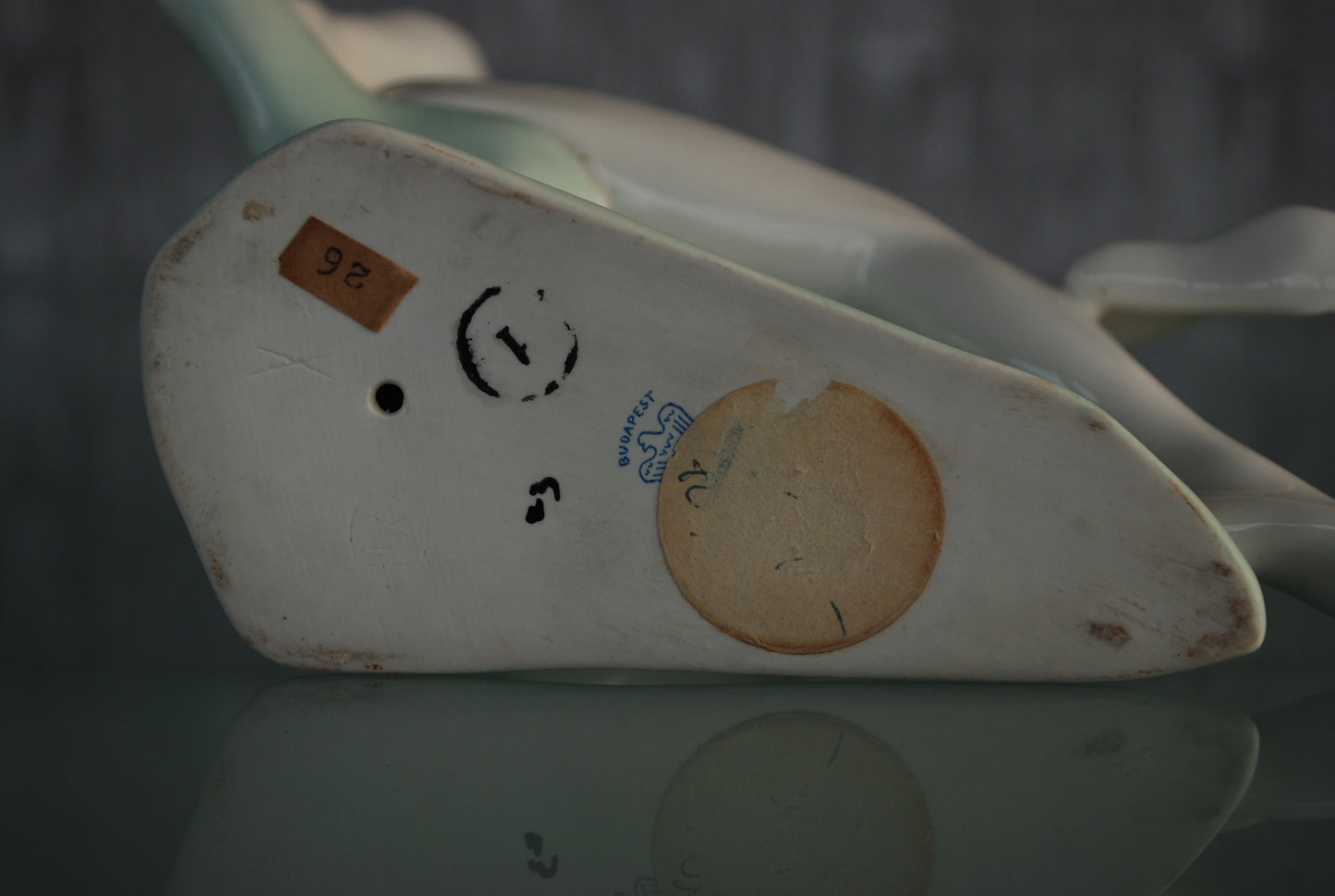 Preorder Elegante vrouw op boomstronk vintage erotisch naakt