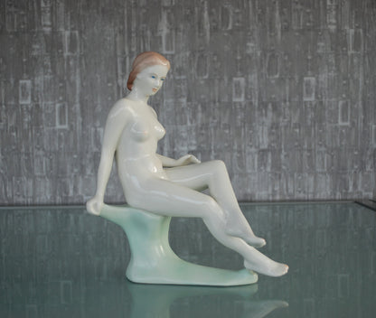 Preorder Elegante vrouw op boomstronk vintage erotisch naakt