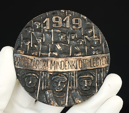 Brons 1919  Proletariërs! Iedereen zou erbij moeten zijn.