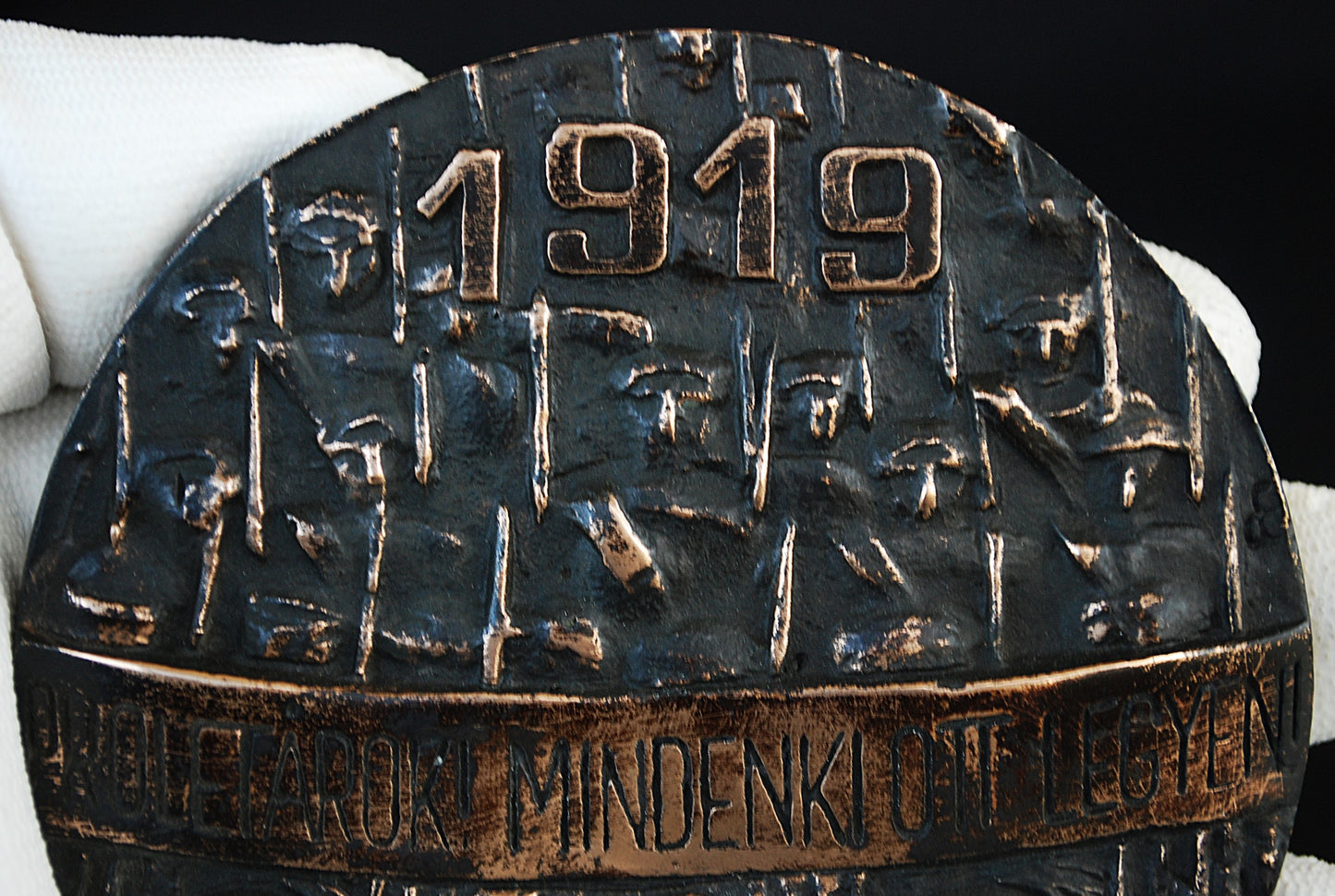 Brons 1919  Proletariërs! Iedereen zou erbij moeten zijn.