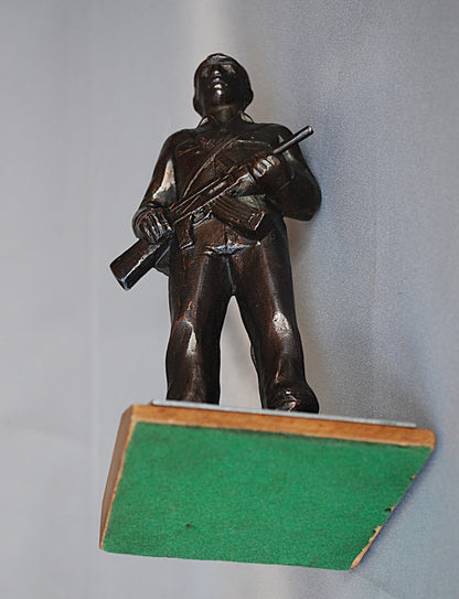 Gewapende burgerwacht met AK-47 Volksrepubliek Hongarije