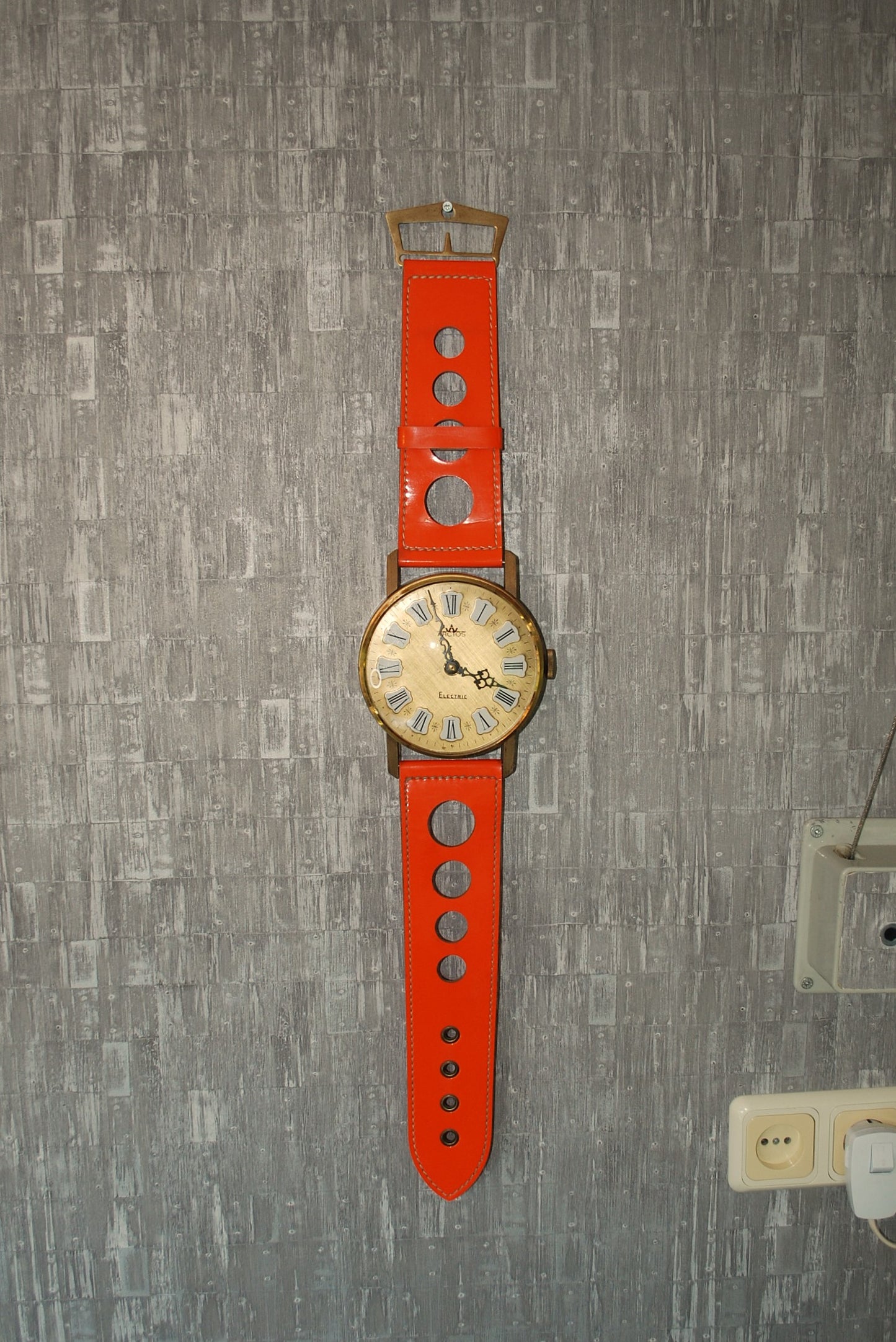 Retro Mid Century XXL Oranje 1970's Pop-art Polshorloge-vormige wand klok van Arctos