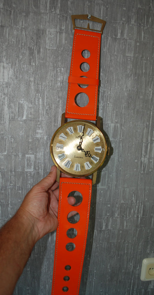 Retro Mid Century XXL Oranje 1970's Pop-art Polshorloge-vormige wandklok van Arctos