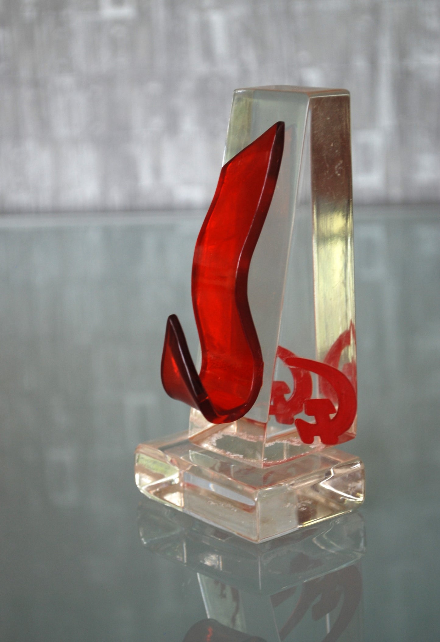 Rode lint met Hamer en Sikkel