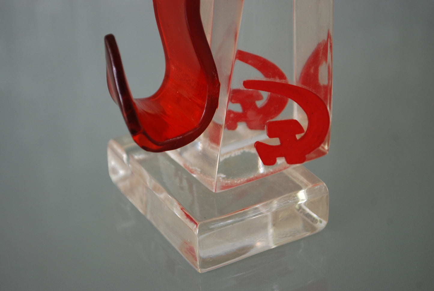 Rode lint met Hamer en Sikkel