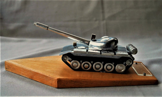 Tank T-54 aluminium met messing lampen op blank houten sokkel