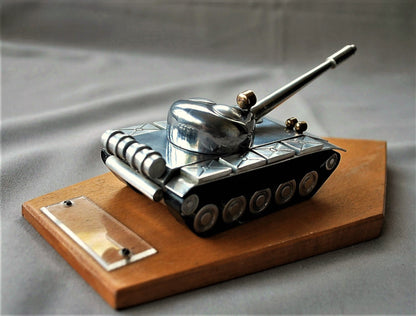 Tank T-54 aluminium met messing lampen op blank houten sokkel