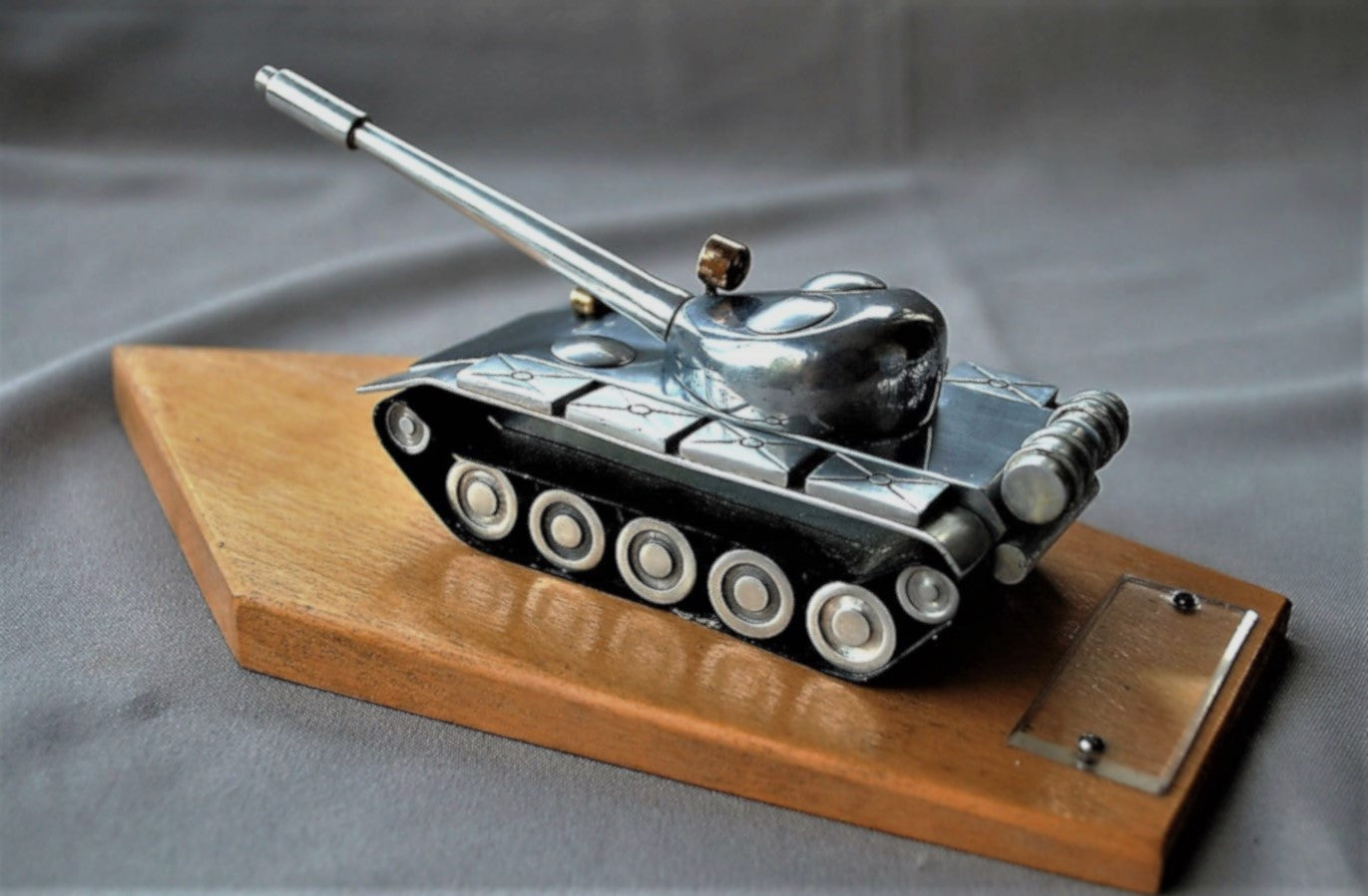Tank T-54 aluminium met messing lampen op blank houten sokkel