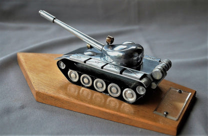 Tank T-54 aluminium met messing lampen op blank houten sokkel