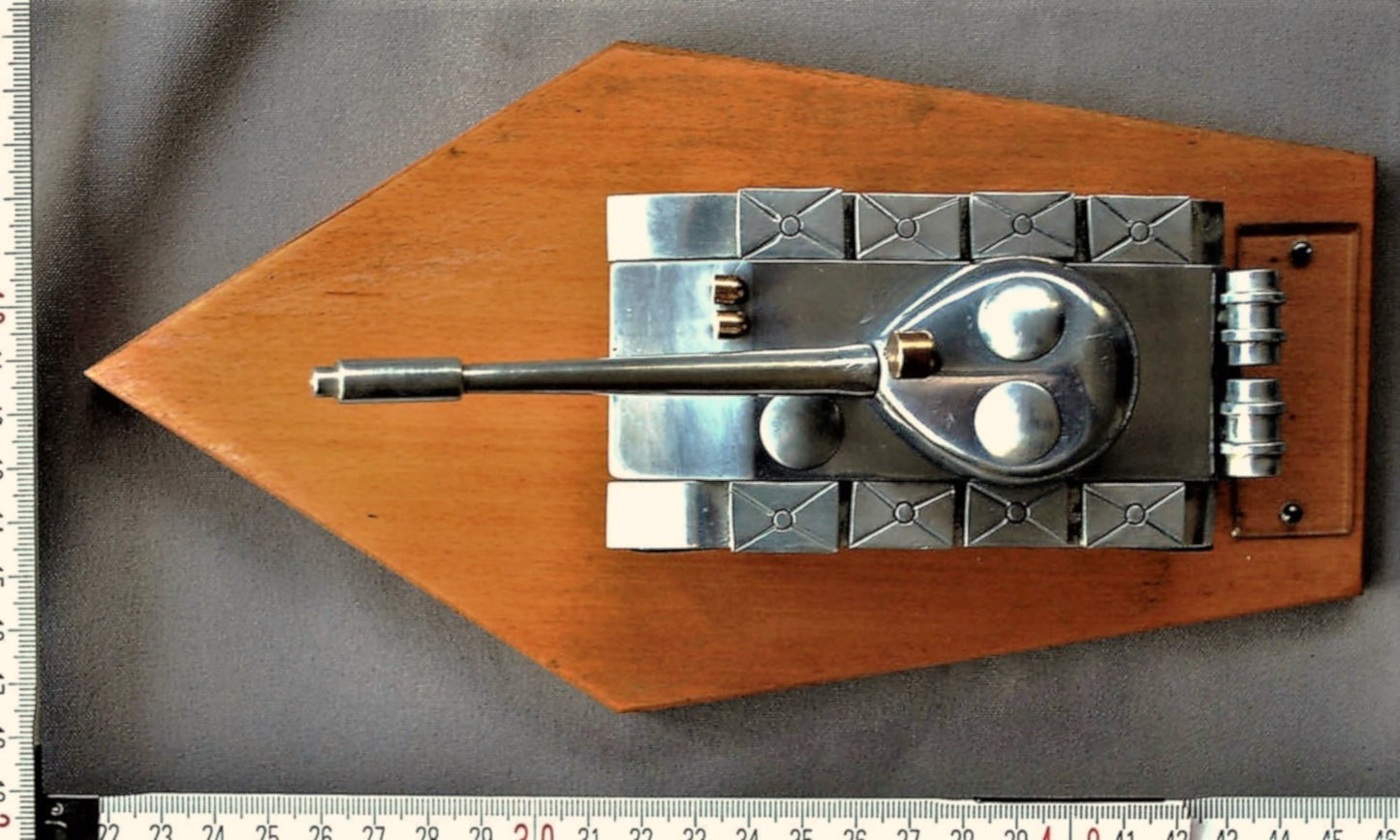 Tank T-54 aluminium met messing lampen op blank houten sokkel