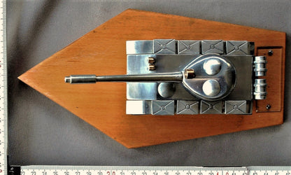 Tank T-54 aluminium met messing lampen op blank houten sokkel