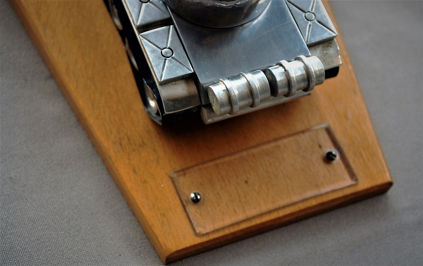 Tank T-54 aluminium met messing lampen op blank houten sokkel