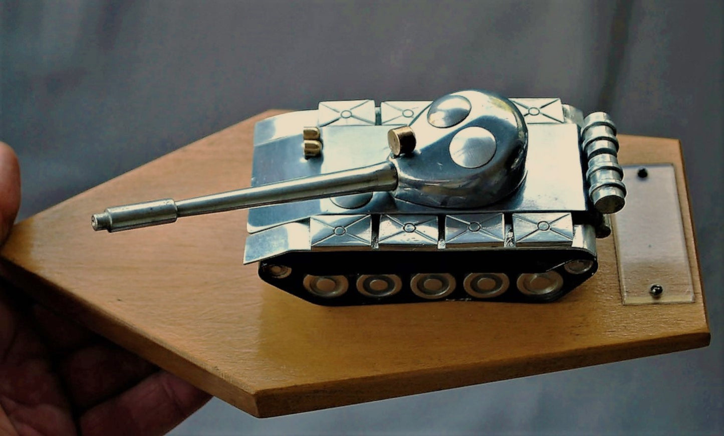 Tank T-54 aluminium met messing lampen op blank houten sokkel