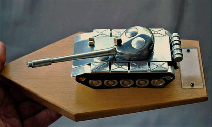 Tank T-54 aluminium met messing lampen op blank houten sokkel