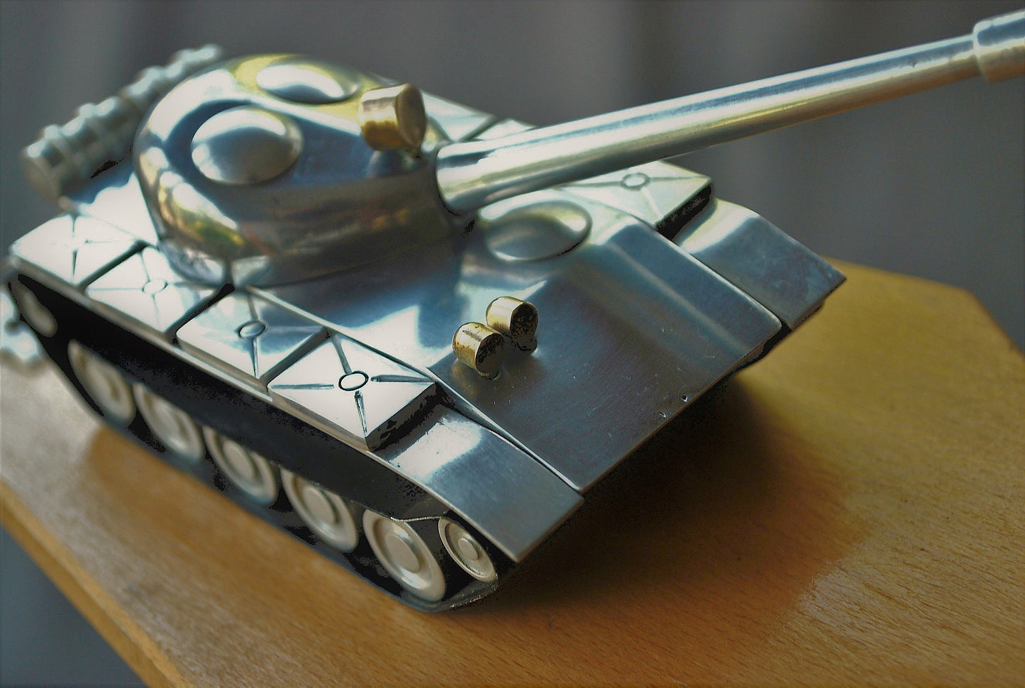 Tank T-54 aluminium met messing lampen op blank houten sokkel