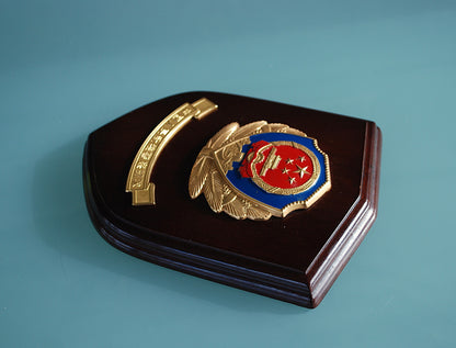 Schild Chinese Volksgewapende Politiemacht. Houten schild met metalen delen  *