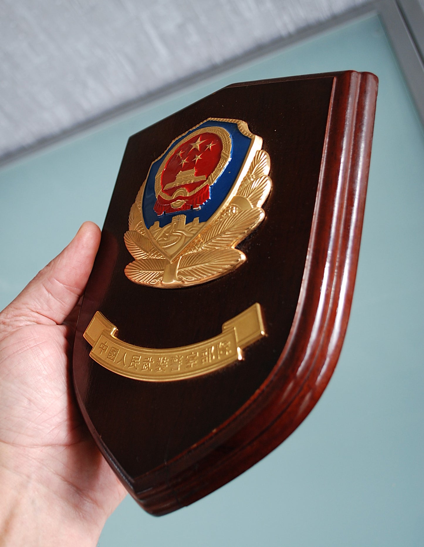 Schild Chinese Volksgewapende Politiemacht. Houten schild met metalen delen  *
