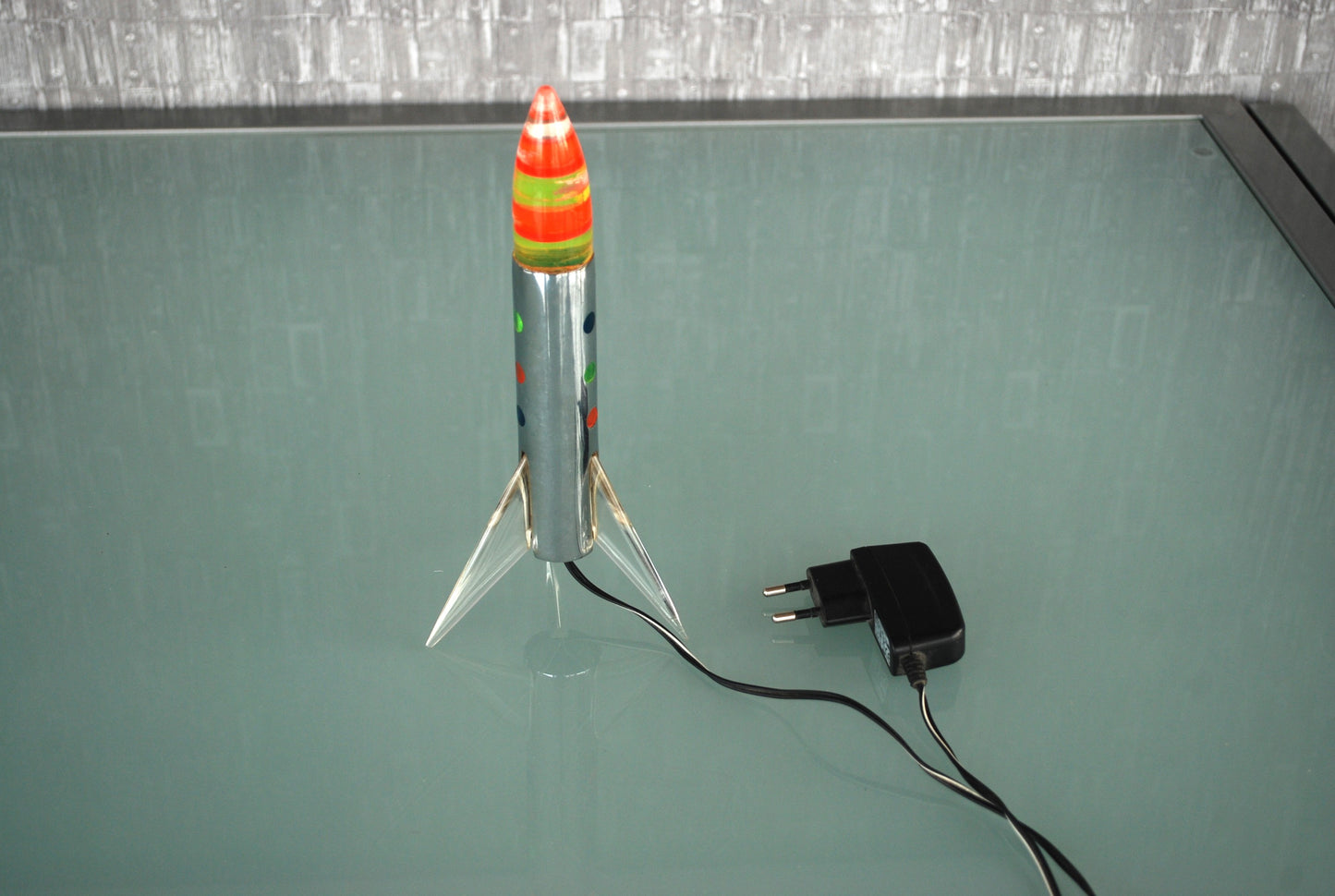 Raket lamp staand op 3 vleugels met gekleurde schijven punt. *