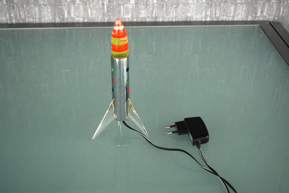 Raket lamp staand op 3 vleugels met gekleurde schijven punt. *