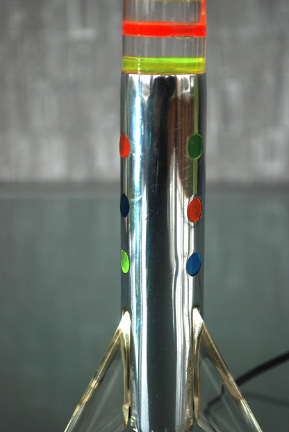 Raket lamp staand op 3 vleugels met gekleurde schijven punt. *