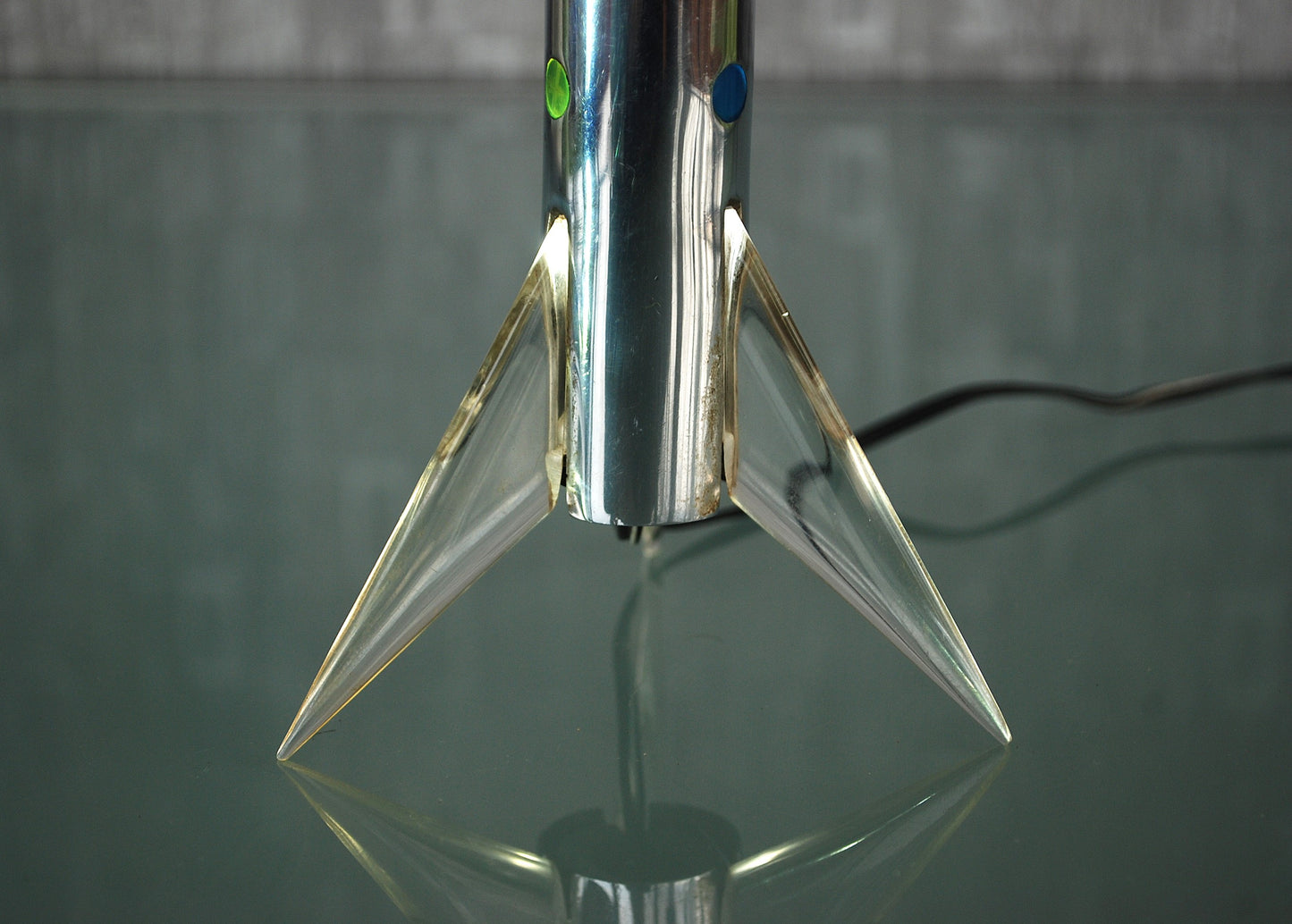 Raket lamp staand op 3 vleugels met gekleurde schijven punt. *
