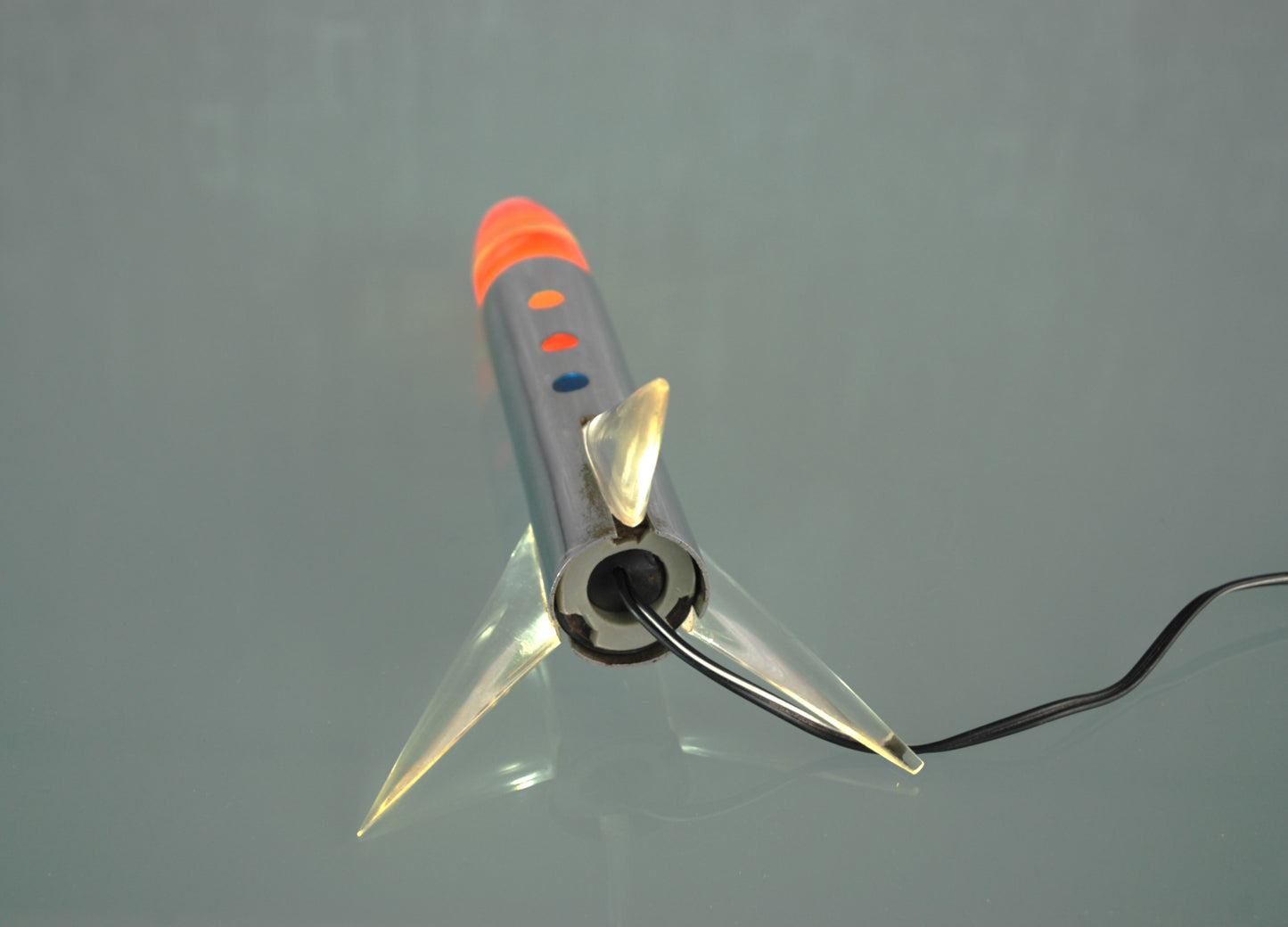 Raket lamp staand op 3 vleugels met gekleurde schijven punt. *