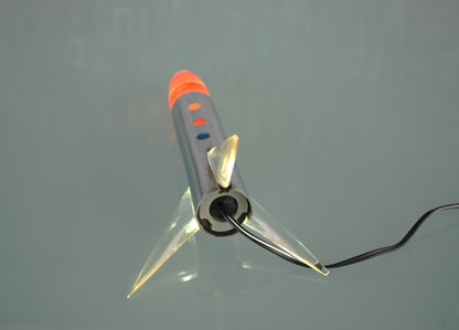 Raket lamp staand op 3 vleugels met gekleurde schijven punt. *