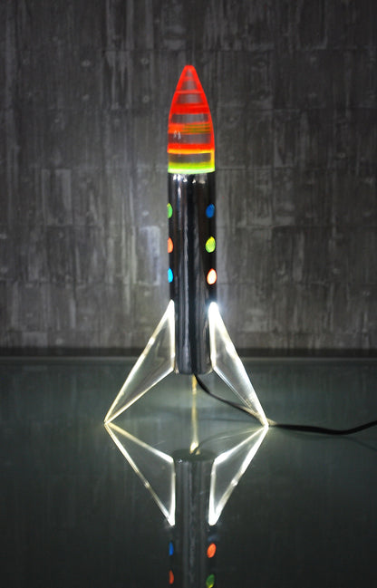 Raket lamp staand op 3 vleugels met gekleurde schijven punt. *