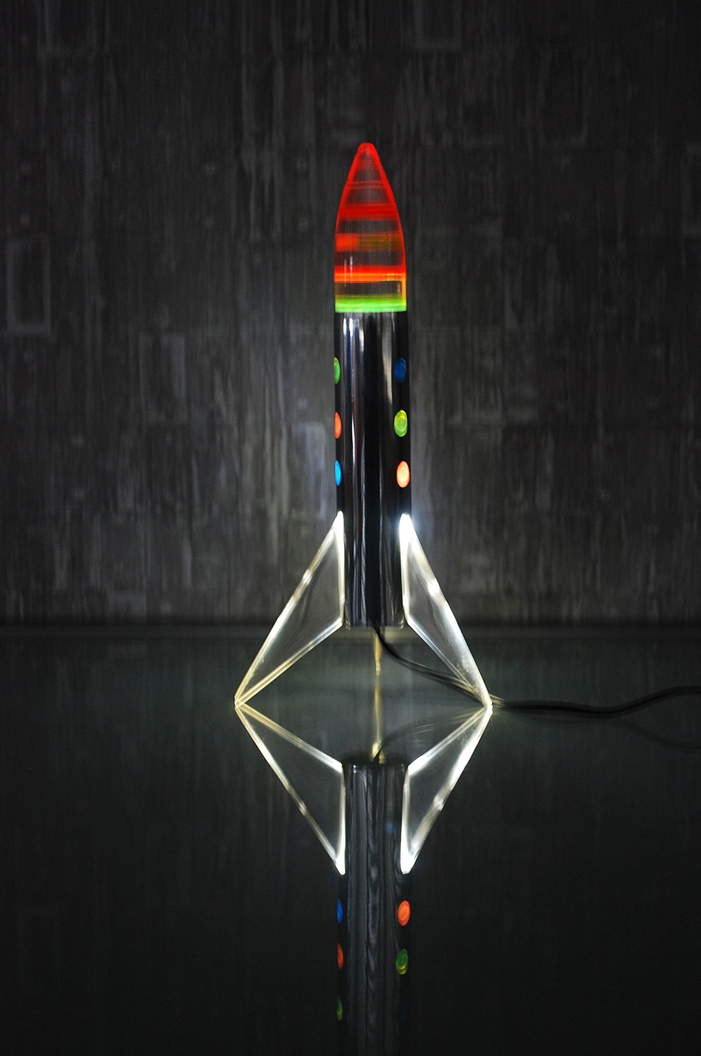 Raket lamp staand op 3 vleugels met gekleurde schijven punt. *