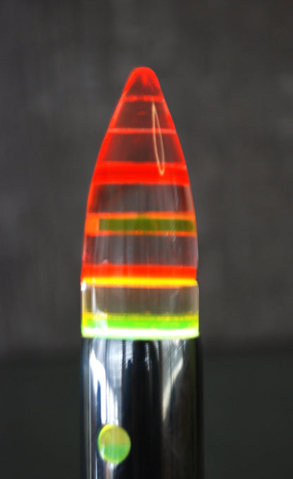 Raket lamp staand op 3 vleugels met gekleurde schijven punt. *