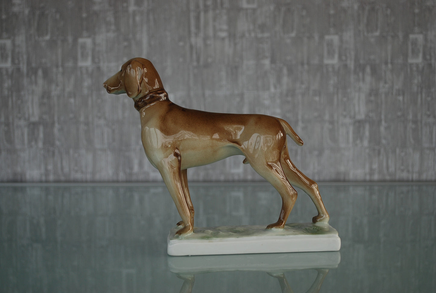 Hond Hongaarse Vizsla. Zsolnay porselein fabriek. Kunstenaar Ferenc Őry