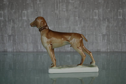 Hond Hongaarse Vizsla. Zsolnay porselein fabriek. Kunstenaar Ferenc Őry