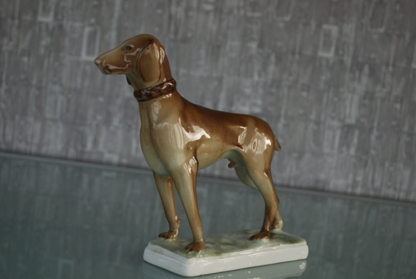 Hond Hongaarse Vizsla. Zsolnay porselein fabriek. Kunstenaar Ferenc Őry