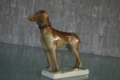 Hond Hongaarse Vizsla. Zsolnay porselein fabriek. Kunstenaar Ferenc Őry