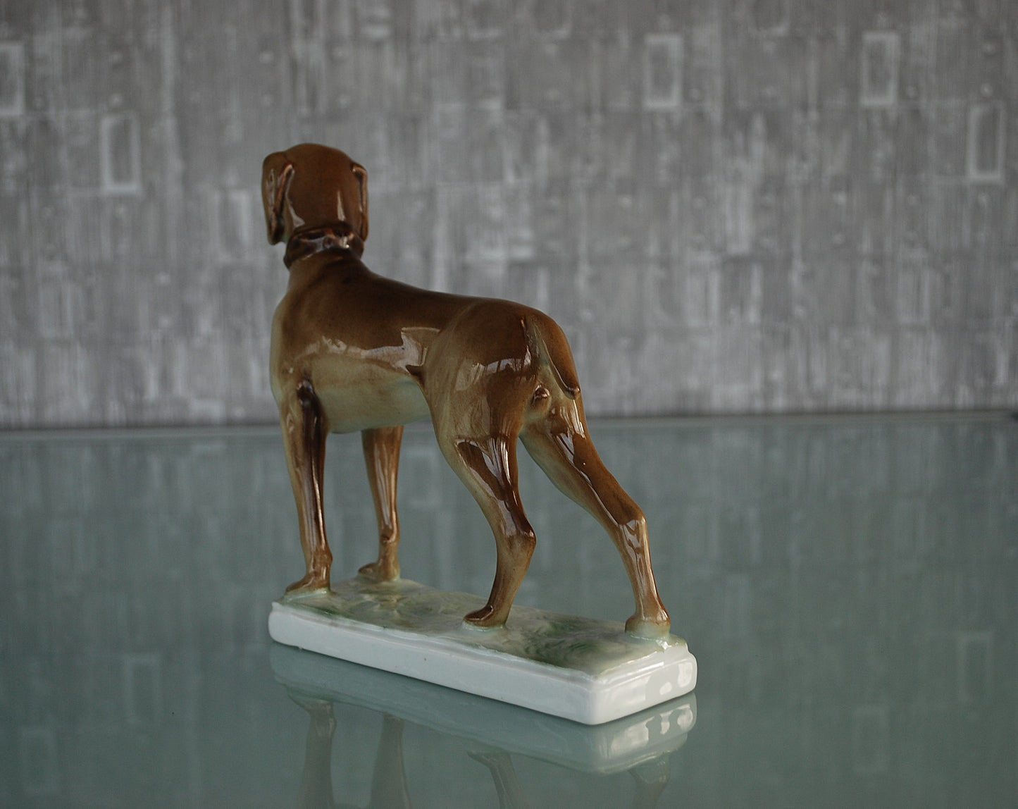 Hond Hongaarse Vizsla. Zsolnay porselein fabriek. Kunstenaar Ferenc Őry