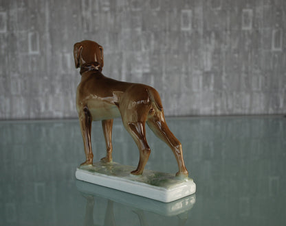 Hond Hongaarse Vizsla. Zsolnay porselein fabriek. Kunstenaar Ferenc Őry