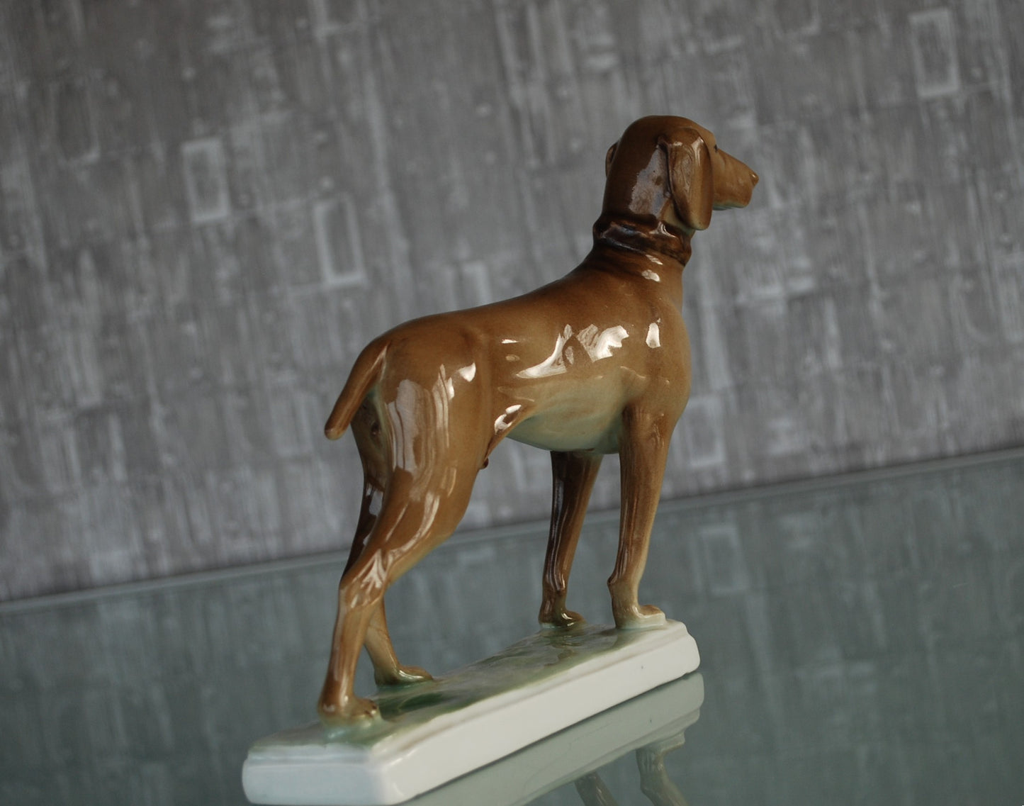 Hond Hongaarse Vizsla. Zsolnay porselein fabriek. Kunstenaar Ferenc Őry