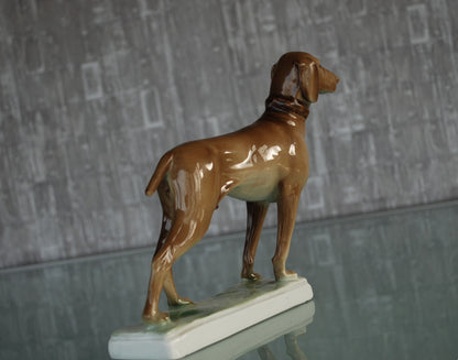 Hond Hongaarse Vizsla. Zsolnay porselein fabriek. Kunstenaar Ferenc Őry