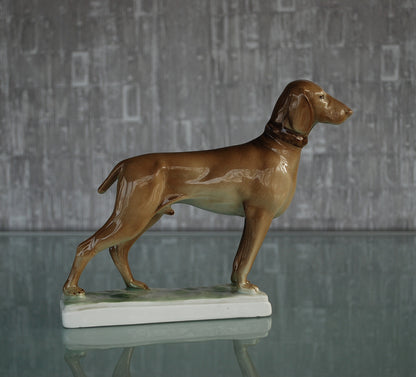 Hond Hongaarse Vizsla. Zsolnay porselein fabriek. Kunstenaar Ferenc Őry