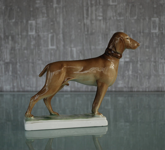Hond Hongaarse Vizsla. Zsolnay porselein fabriek. Kunstenaar Ferenc Őry