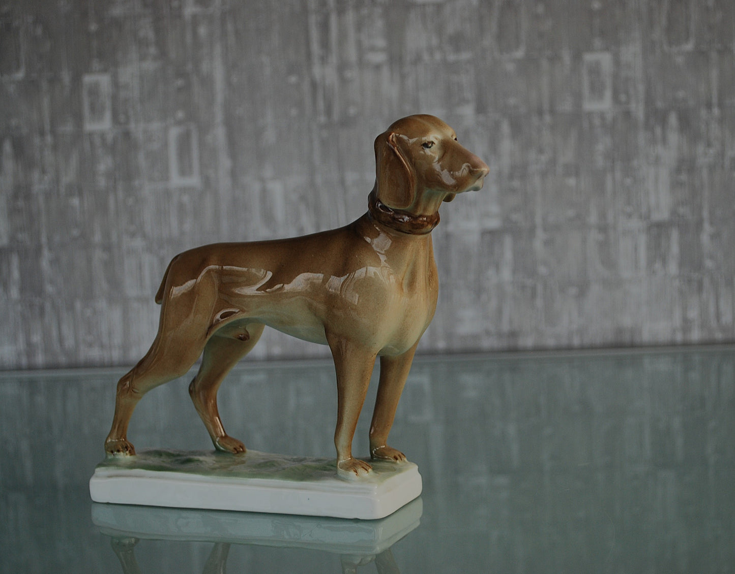 Hond Hongaarse Vizsla. Zsolnay porselein fabriek. Kunstenaar Ferenc Őry