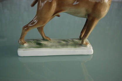 Hond Hongaarse Vizsla. Zsolnay porselein fabriek. Kunstenaar Ferenc Őry