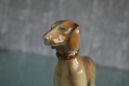 Hond Hongaarse Vizsla. Zsolnay porselein fabriek. Kunstenaar Ferenc Őry