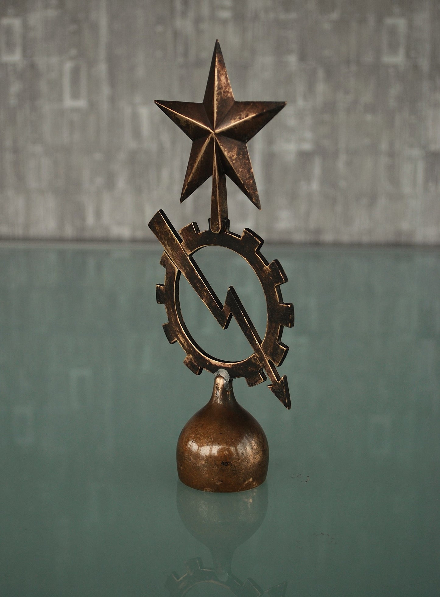 Vlag stok punt met ster, tandwiel en bliksemschicht