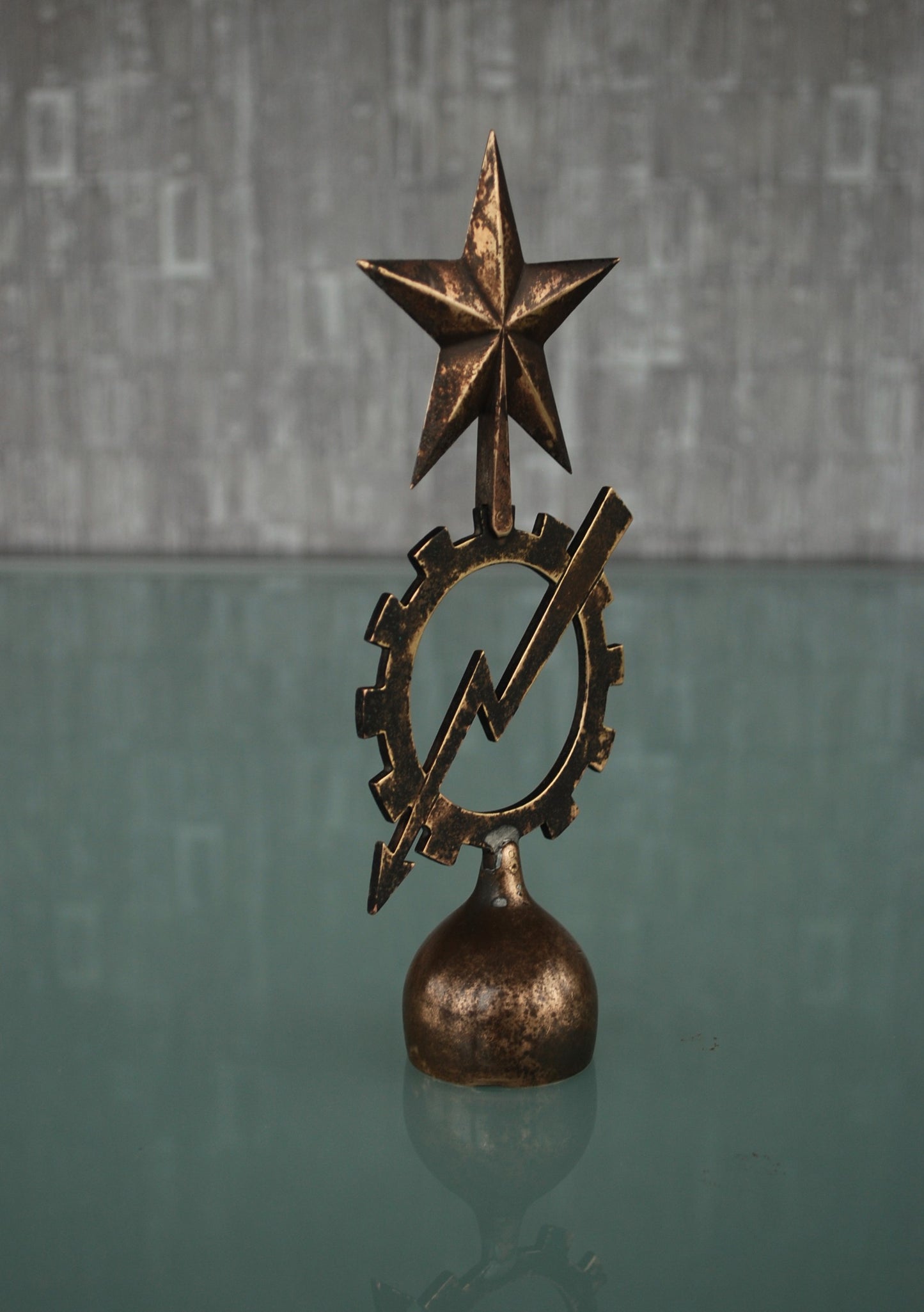 Vlag stok punt met ster, tandwiel en bliksemschicht