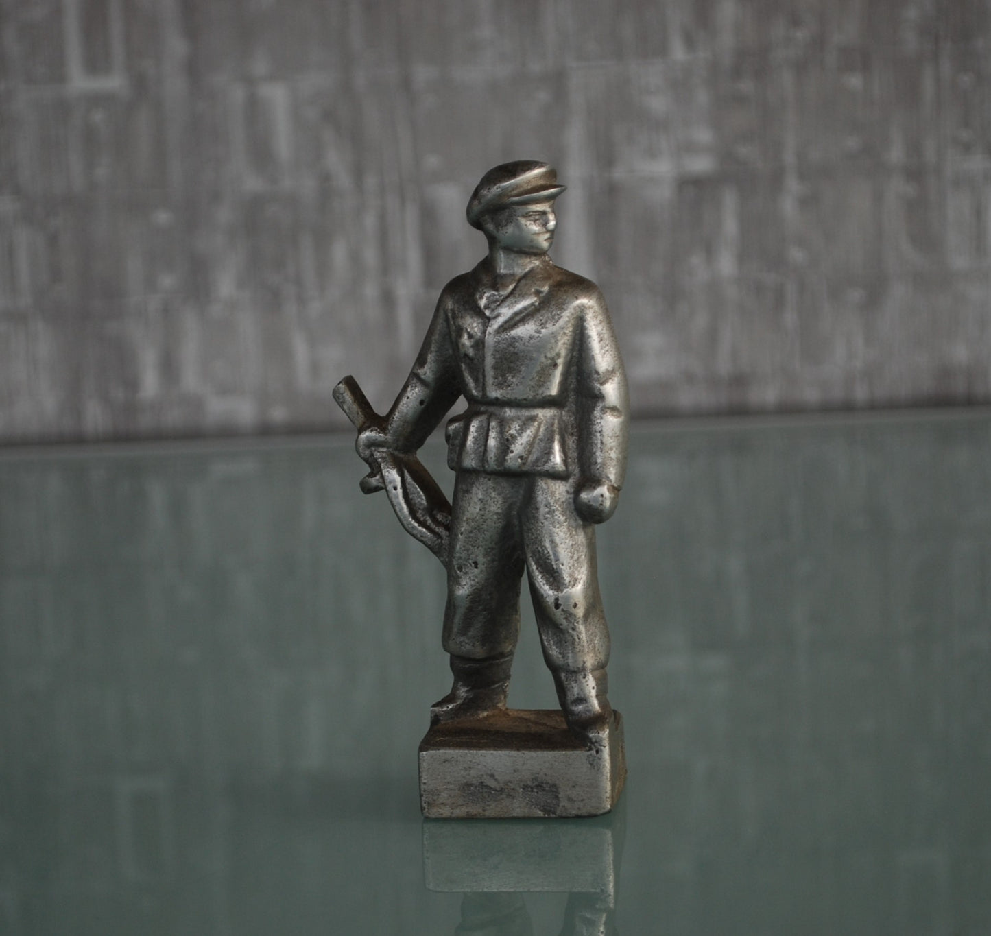 Preorder Oostblok Militair met ster op uniform en PPSh machinegeweer WW2