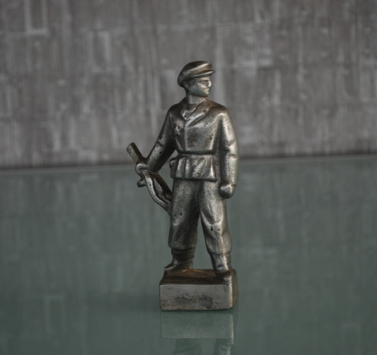 Preorder Oostblok Militair met ster op uniform en PPSh machinegeweer WW2