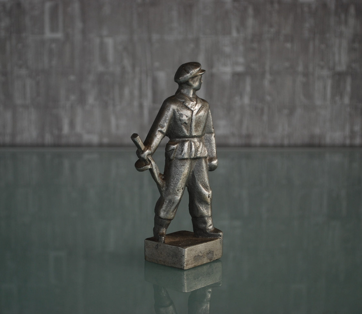 Preorder Oostblok Militair met ster op uniform en PPSh machinegeweer WW2